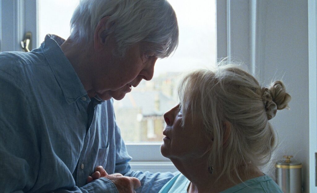 Tom Courtenay y Anna Calder-Marshall en Queen at Sea (2026), de Lance Hammer.